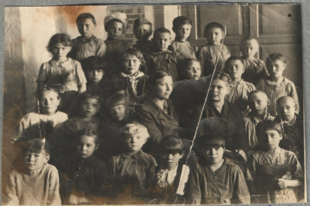 1943 год. Майминская школа. Первый класс (из семейного архива Какиной И.П.)