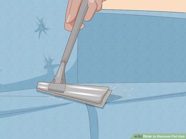 2 Возьмите чистый сухой скребок, который вы используете для сушки окон при их мытье . Положите резиновый край на диван и аккуратно проведите им по ткани. Резина соберет волосы на диване, что позволит легко подобрать их.[2]Когда вы закончите с ракелем, протрите его пылесосом для легкой очистки.
Это также будет работать на ковре.
