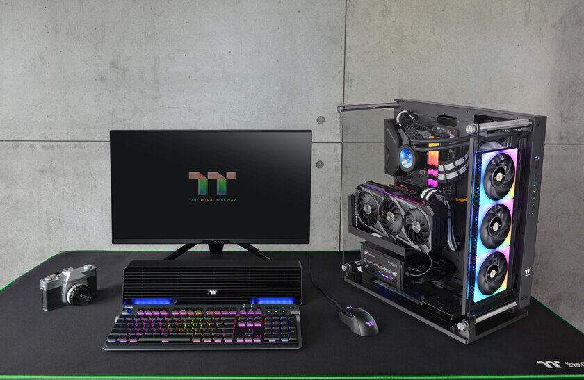    Можно поставить корпус на стол и позалипать на его начинку. Фото: Thermaltake