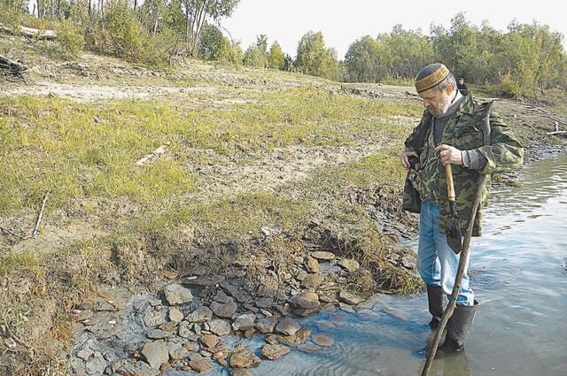    Кость в 2008 году на берегу Иртыша нашёл омский художник Николай Перистов. Фото: личный архив/ Алексей Бондарев