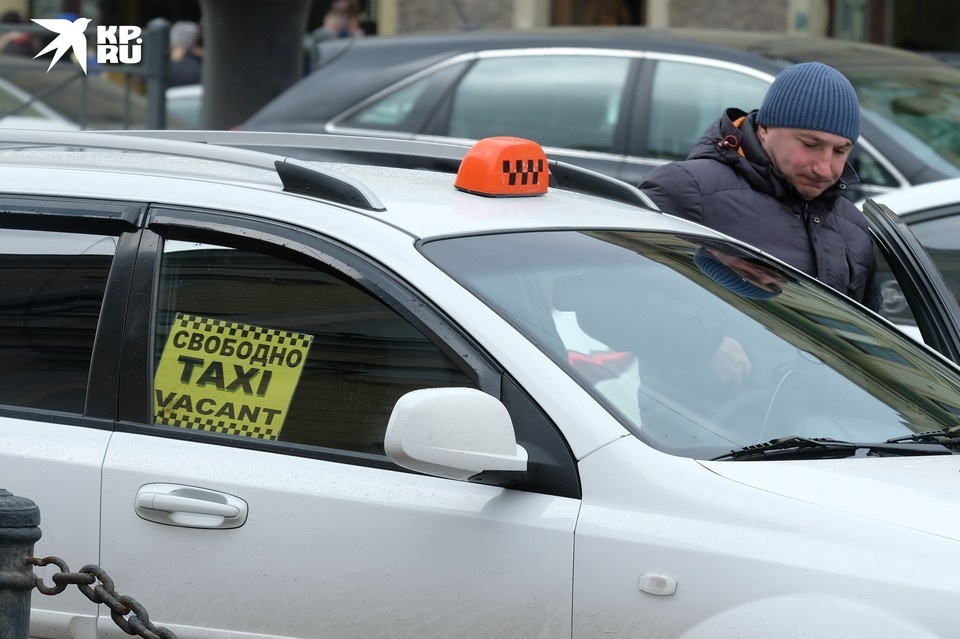     В октябре стало дороже ездить на такси, летать на самолетах и даже отправлять почтовые посылки по России. Артем КИЛЬКИН