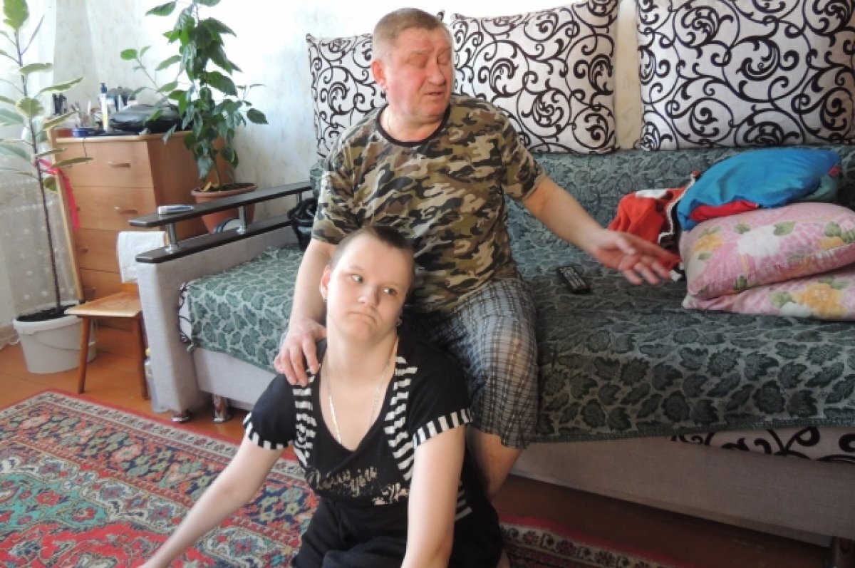    Уже не на 200 рублей в день. Как живет отец-одиночка с дочерью-инвалидом