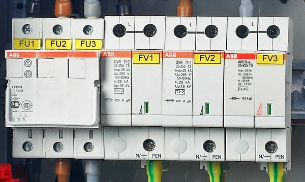 Фрагмент фотографии заимствован из монографии Харечко Ю.В. Защитные устройства модульного исполнения. – М.: ООО «АББ Индустри и Стройтехника», 2008. – 336 с.