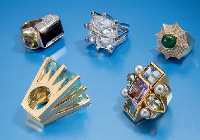  (из нижнего левого угла по часовой стрелке): кольцо из 18-каратного золота и аквамарина . Эстимейт 7000–9000 долларов. Кольцо из 18-каратного золота, дымчатого кварца, цитрина и бриллианта . Эстимейт 15 000–25 000 долларов. 18-каратное белое золото, кубический цирконий и бриллиантовое кольцо . Эстимейт 6000–8000 долларов. Кольцо из 18-каратного золота, изумруда и бриллианта . Эстимейт 7000–9000 долларов. Кольцо из 18-каратного золота, аметиста, празиолита и культивированного жемчуга. Эстимейт 5000–7000 долларов.