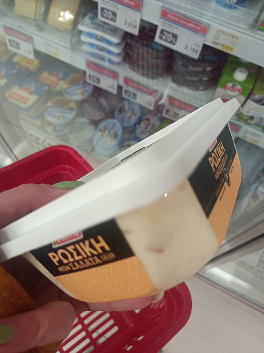 Через соус практически не видно, что в составе русского салата (фото автора)