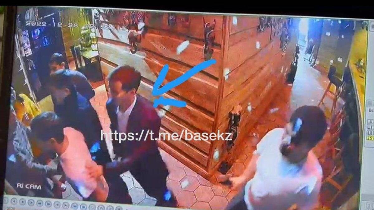    Мужчины стоят в помещении:t.me/basekz