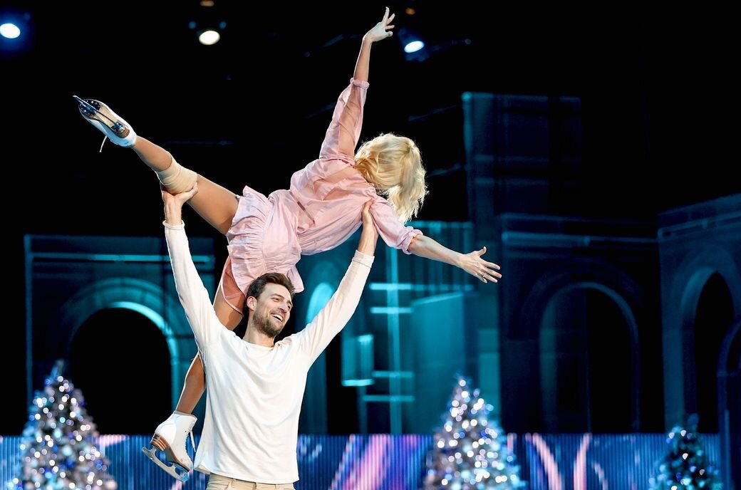 загитова в красном платье на ледниковом периоде. ледниковый 2023. ледниковый 2023. ледниковый период 2022 ведущая шоу тнт. одиннадцатый выпуск шоу ледниковый период бородина.