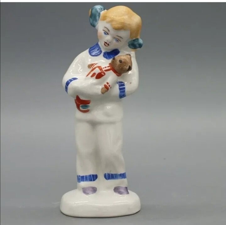 Статуэтка девочка с мишкой барановка. Статуэтка "девочка с мишкой". Статуэтка девочка фарфор ссср лфз. Статуэтка дети ссср. Статуэтка чехословакия royal dux девочка с медвежонком.