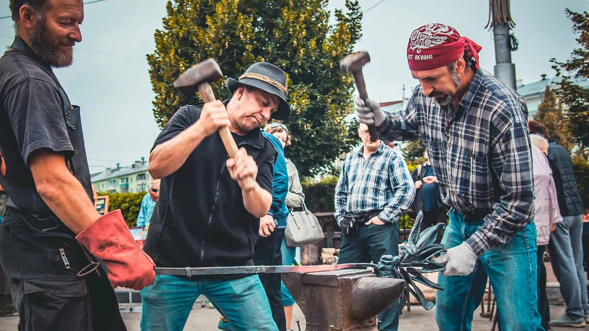    На два дня центральная площадь Рязани собирает кузнечных мастеров со всей России и гостей из соседних стран.