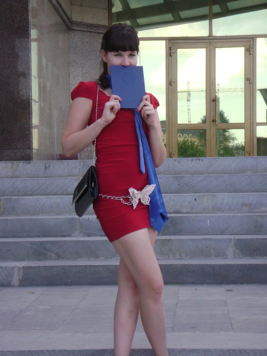2012 год, красное платье и синий диплом)