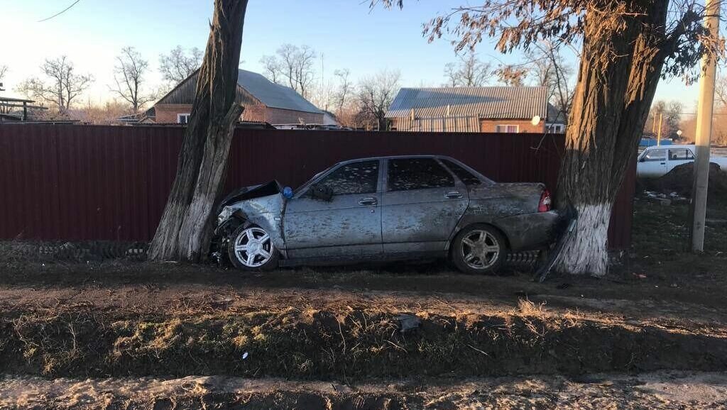     В Ростовской области 17-летний водитель «Оки» спровоцировал аварию, в результате которой пострадали пассажир и водитель другого автомобиля, об этом сообщили в пресс-службе донского УГИБДД.