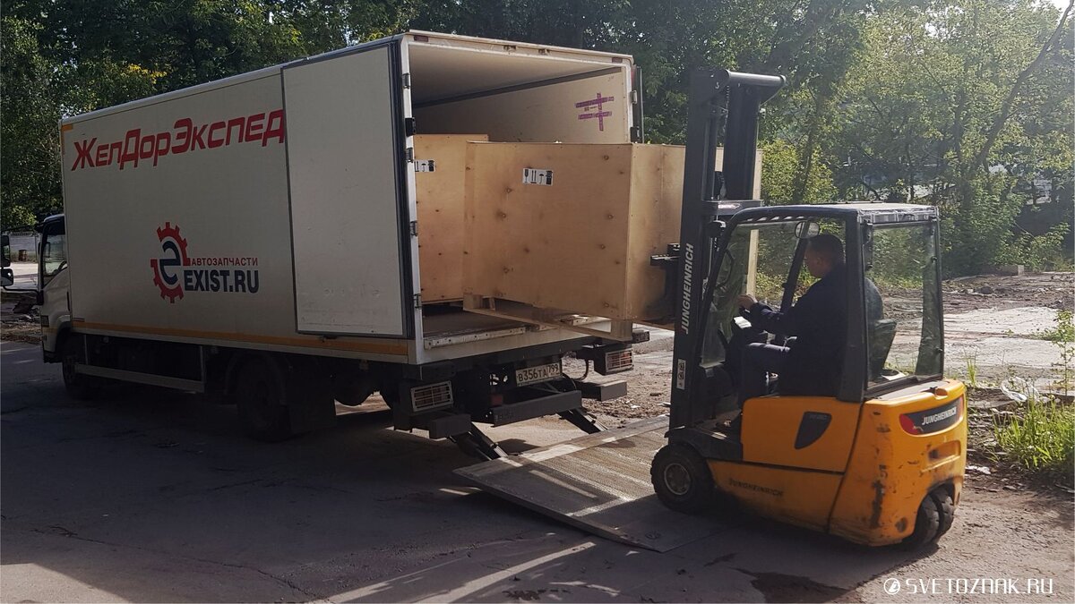 Погрузка аварийной душевой кабины, упакованной в фанерную тару