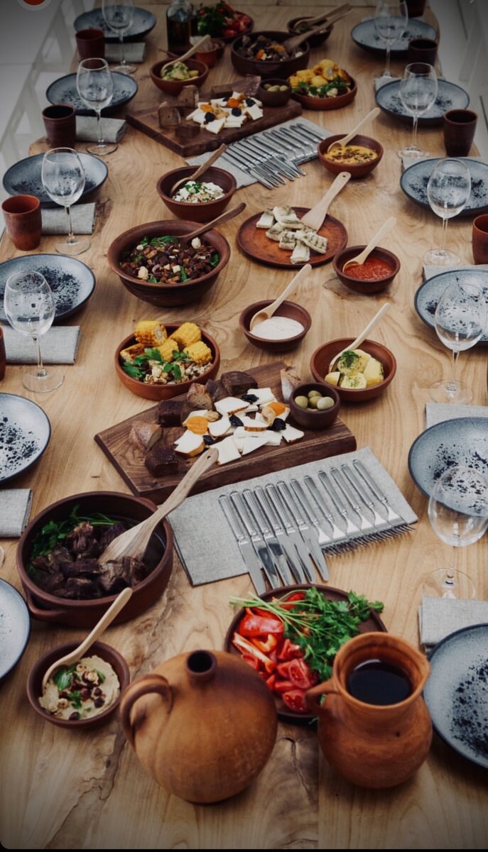 В конце путешествия по подсознанию нас ждёт вкусный ужин и вино.  