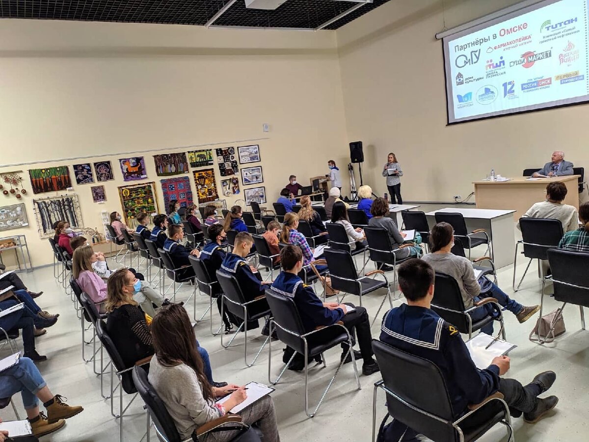 фото с тоотального диктанта 2021 https://vk.com/myhistory_omsk Я справа в коричневых кедах)