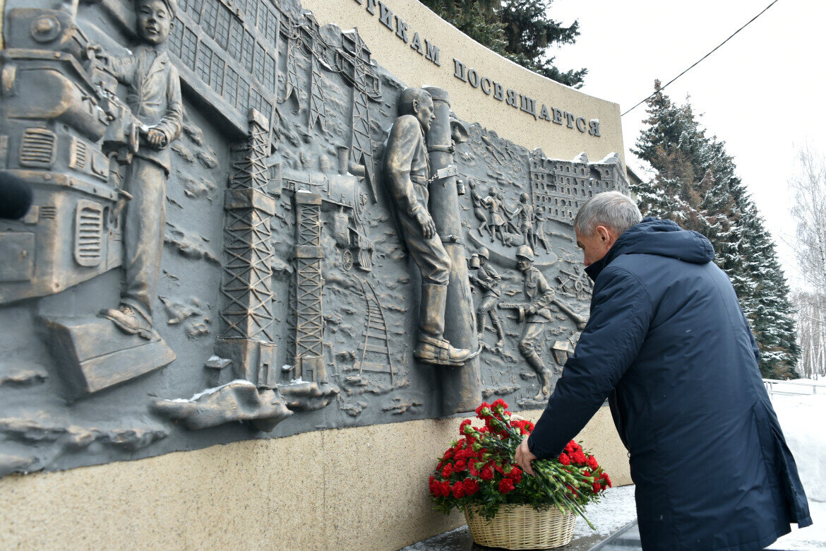 ​Рустам Минниханов возложил цветы к мемориалу в память об энергетиках, которые трудились в годы ВОВ на фронте и обеспечивали энергетическую стабильность в тылу. Фото: rais.tatarstan.ru