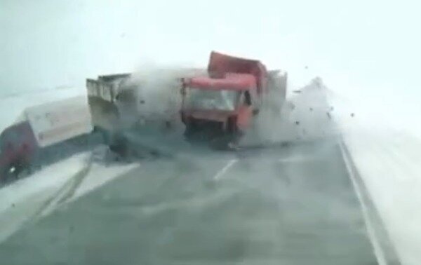    «МАН», «МАЗ» и «ДАФ» столкнулись на трассе Москва – Челябинск в Оренбургской области (видео)