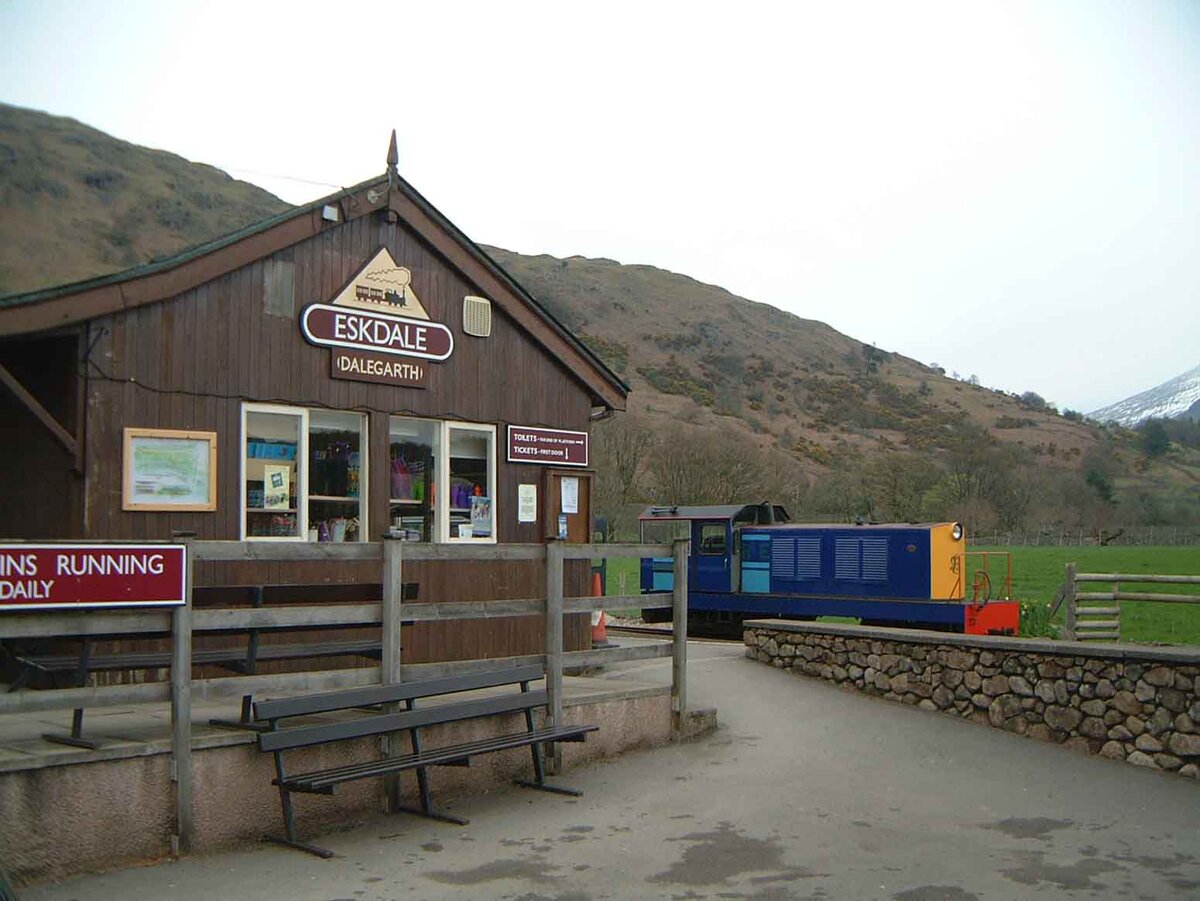 © Mick Knapton / CC BY 3.0 (Здание старой станции на Ravenglass and Eskdale Railway в районе деревни Бут, 2005 г.)