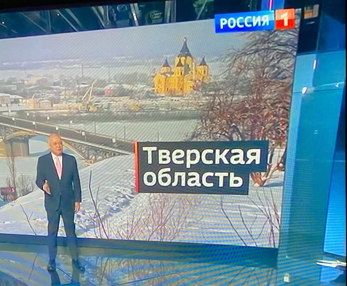    Ведущий Дмитрий Киселев рассказывал о достопримечательностях Тверской области на фоне старой фотографии Нижнего Новгорода Арина Полтанова