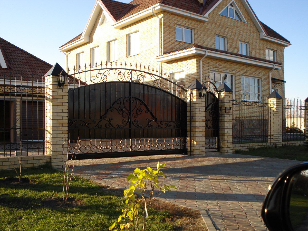 кованые ворота викри. деревья вдоль забора. кованые ворота 05 викри. фасадный забор. красивые заборы у коттеджей.