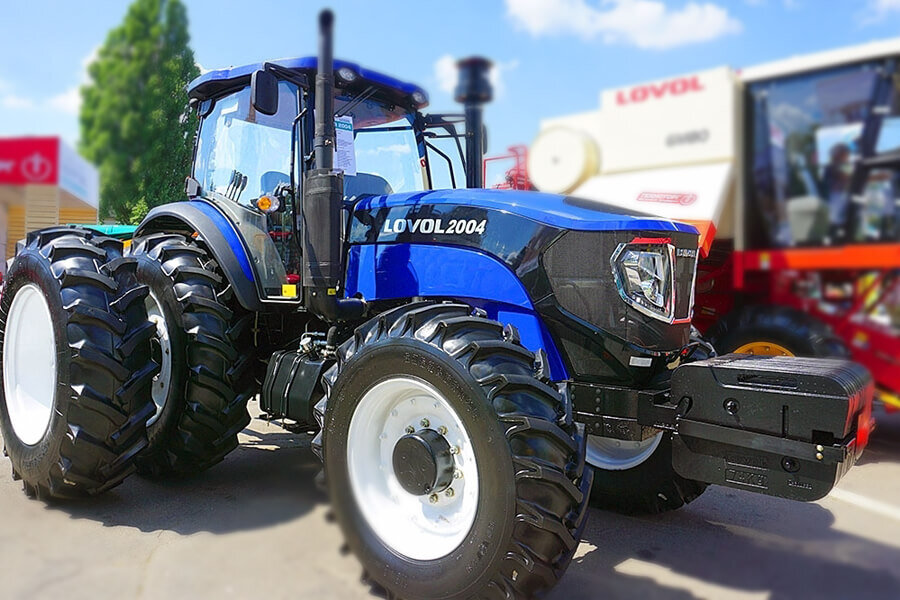 Трактор Lovol 2004 с дополнительными колесами и передним балластом