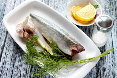 Как запечь скумбрию с лимоном в духовке? Подготовьте нужные ингредиенты. Майонез можете взять любой, у меня - домашний. Я взяла 2 скумбрии среднего размера. Если рыба у вас замороженная, заранее разморозьте ее. Зелень вымойте и обсушите. Лимон вымойте и обдайте кипятком.