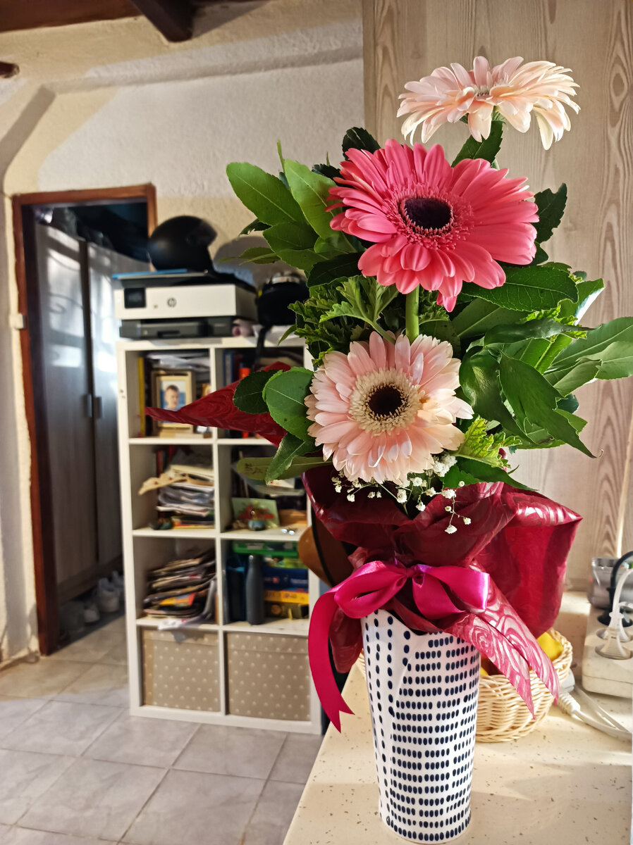 Если греки дарят цветы, то почему -то красные розы. Мне повезло, розы закончились, я была рада разнообразию (фото автора)