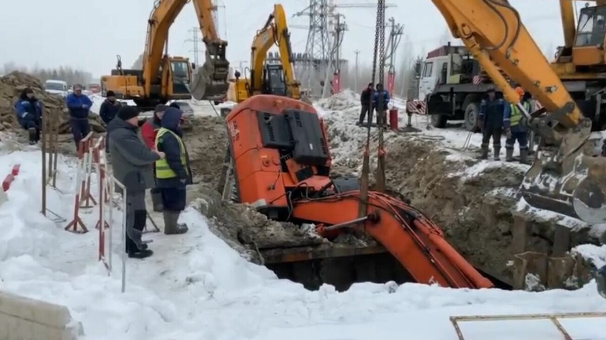 Экскаватор провалился в яму на стройке ЖК в Тюмени. Видео | nashgorod.ru |  Дзен