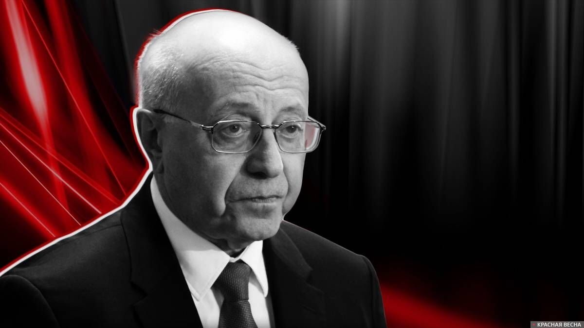 Серге́й Ерва́ндович Кургиня́н. Советский и российский ультраконсервативный политический деятель, театральный режиссёр, политолог. Лидер движения «Суть времени».    За пропагандистскую деятельность и призывы к оккупации в ходе вторжения России на Украину, находится под санкциями всех стран Евросоюза. Яндекс картинки.