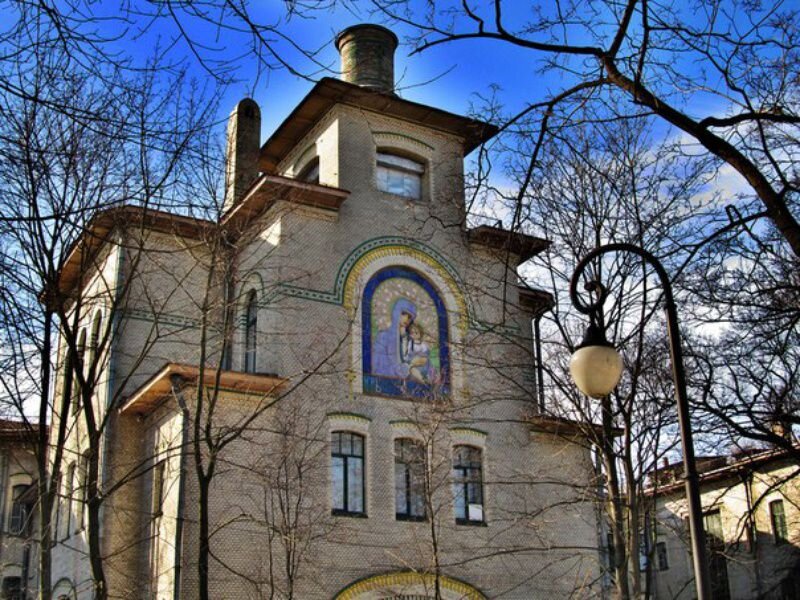 Церковь лечебницы Вредена с майоликой Петрова-Водкина. Взято из свободного доступа в сети "Интернет".