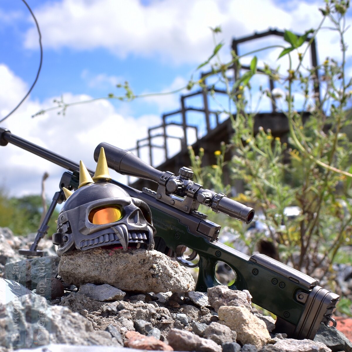 Винтовка AWM в масштабе и брелок в виде игрового шлема. Фото сделано автором. Локация - Заброшенные заводы Дальхимпрома. г.Владивосток.