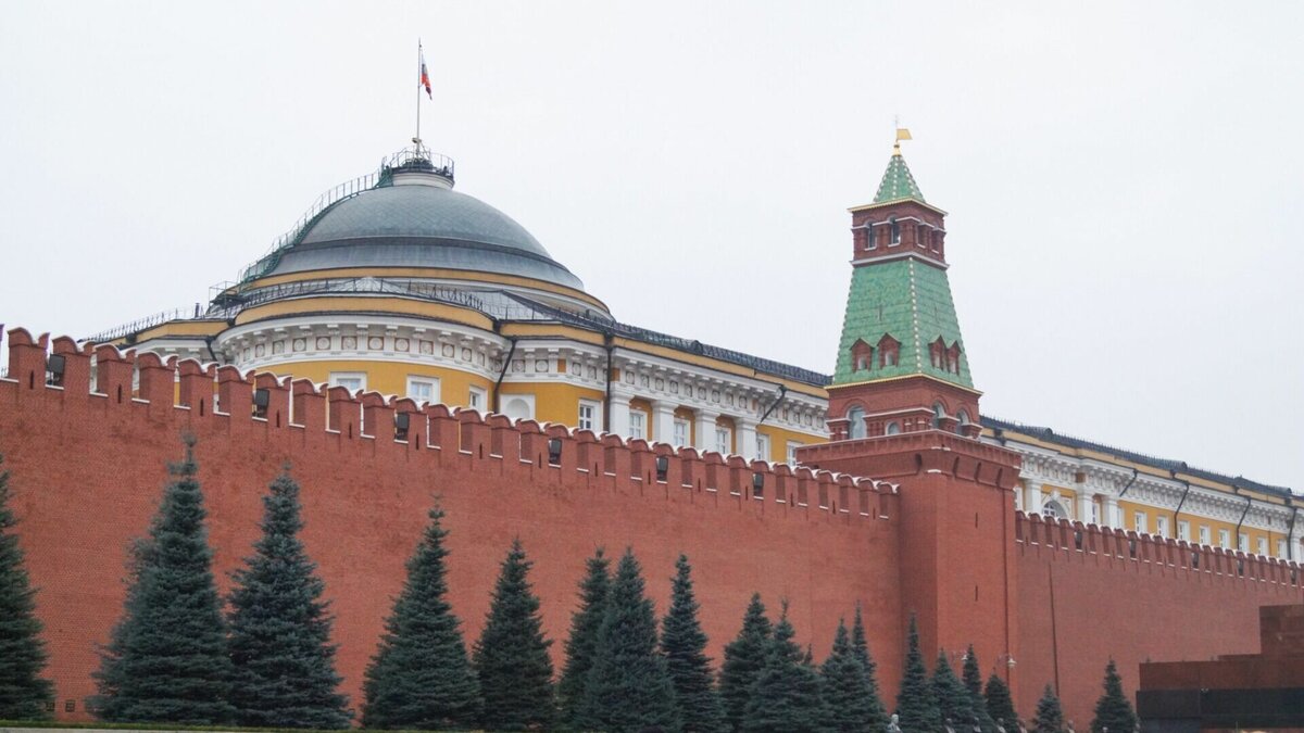     В ночь на среду два украинских беспилотника были обезврежены при подлете к Кремлю. При падении осколков БПЛА никто не пострадал. График работы президента страны не изменился, сообщает пресс-служба Кремля.