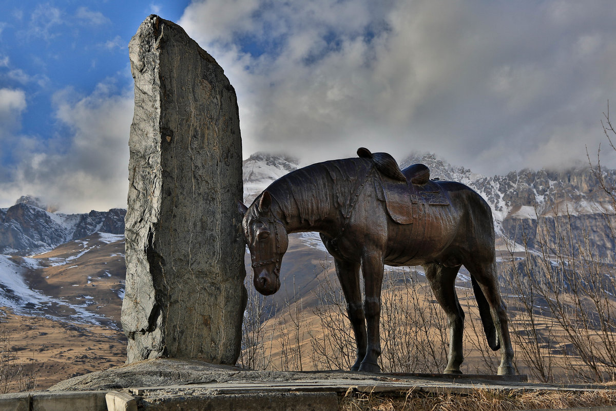 Памятник погибшим воинам-куртатинцам, скульптор Д. Цораев, 1971 год, Куртатинское ущелье, республика Северная Осетия — Алания