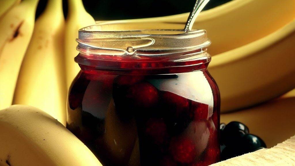 Интересное сочетание варенья из смородины и бананов