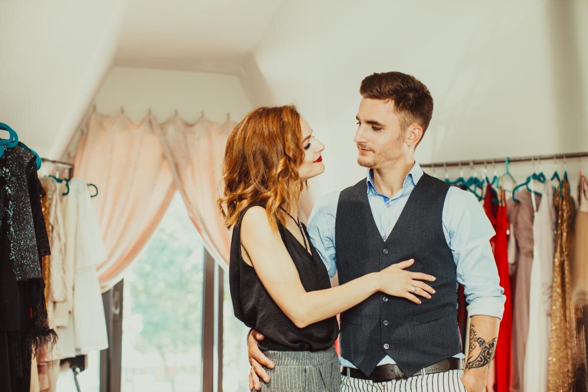 Он выбирает себе девушку. Он выбирает себе девушку. Он выбирает себе девушку. Девушка выбирает парня. Верить мужчине цитат.