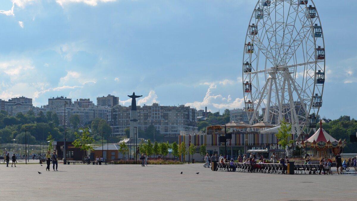     Чебоксары — для местных Шупашкар — сосед Татарстана. Обычно туристы из Чувашии приезжают в Казань, но и у них есть на что посмотреть. О том, как побывать на местной свадьбе, попробовать все пиво и найти капельку Бразилии — в материале Inkazan.
