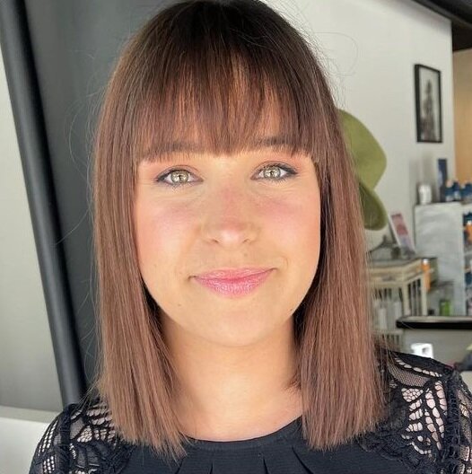 Стрижка каре с прямой чёлкой, скрывающей брови