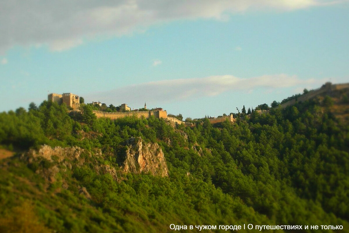 Расположена она на скалистом полуострове, издалека напоминающего сказочного дракона