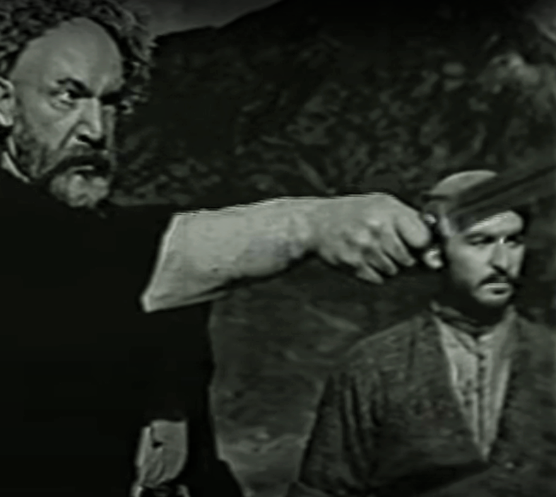 Кадр из фильма "Чермен" (1970): отец первой красавицы аула готовится метать кинжал.
