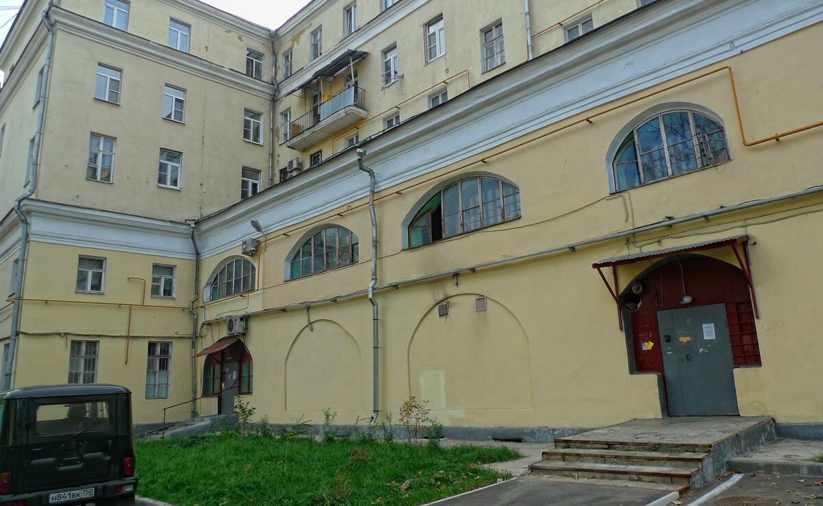 Следы надстройки и врезанные двери в бывшие окна.