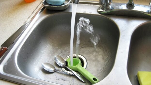 Засор в кухонной раковине: 5 способов быстро прочистить трубу без химии