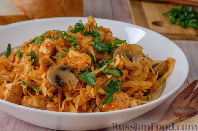 Подача тушеной капусты. Подача тушеной капусты. Тушеная капуста с куриными окорочками. Тушеная капуста с куриной голенью. Куриные ножки с капустой.