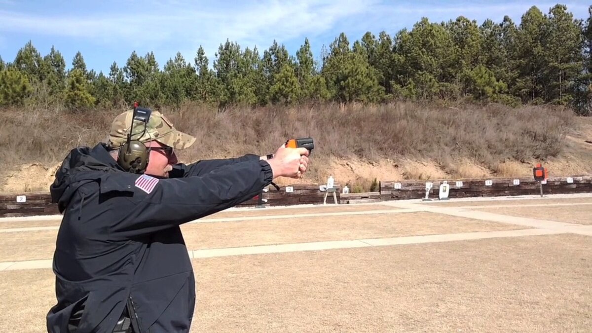 Полицейский тренируется с Defenzia M09. Изображение из открытых источников.