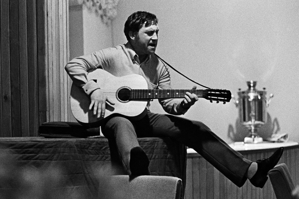 Владимир Высоцкий во время закрытия сезона в Театре драмы и комедии на Таганке. 1968 год. Фото: РИА Новости