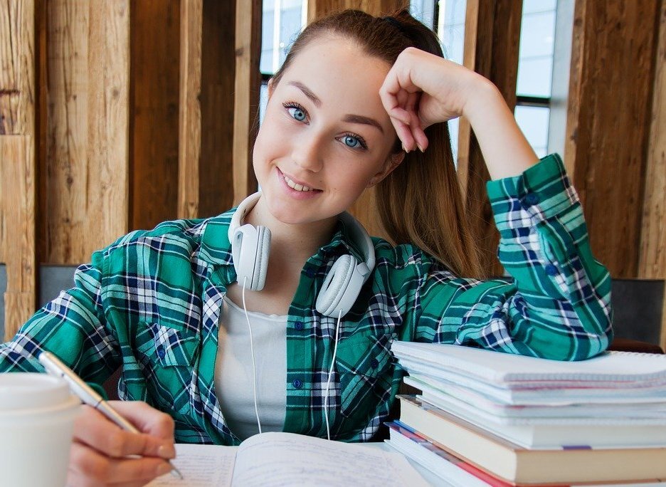 Девушка решает тест (pixabay.com)