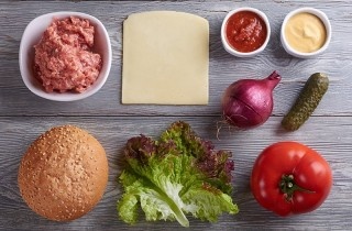 1 Подготавливаем необходимые ингредиенты для бургера.