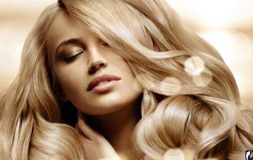 Богатое ненасыщенными жирными кислотами, витаминами E и F, а также токоферолами, каротином и массой других полезных веществ, аргановое масло изготавливают из плодов аргании методом холодного прессования. Оно бывает двух видов. Первый, более темный и ароматный, используют в пищу, его вкус напоминает вкус сырых тыквенных семечек. Второй, более светлый, применяют в качестве ингредиента для многих косметических средств. Основные качества, за которые люди издавна ценят это масло – способность восстанавливать пересушенную и склонную к атопии кожу, активно питать и восстанавливать волосы, придавая им блеск.