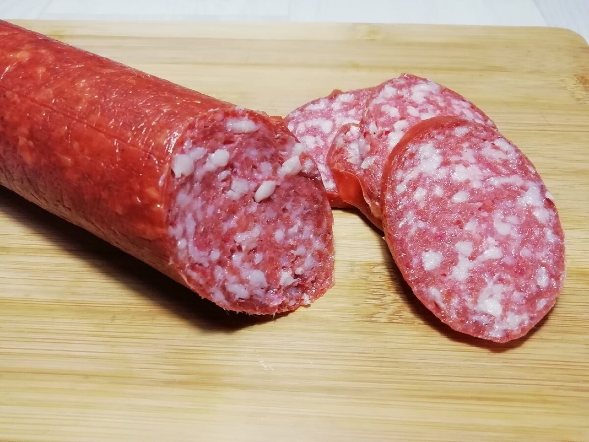 Домашняя печеночная колбаса. Краковская колбаса. Домашняя колбаса в микроволновке рецепты приготовления. Домашняя колбаса своими руками. Почему домашняя колбаса получается рыхлой.
