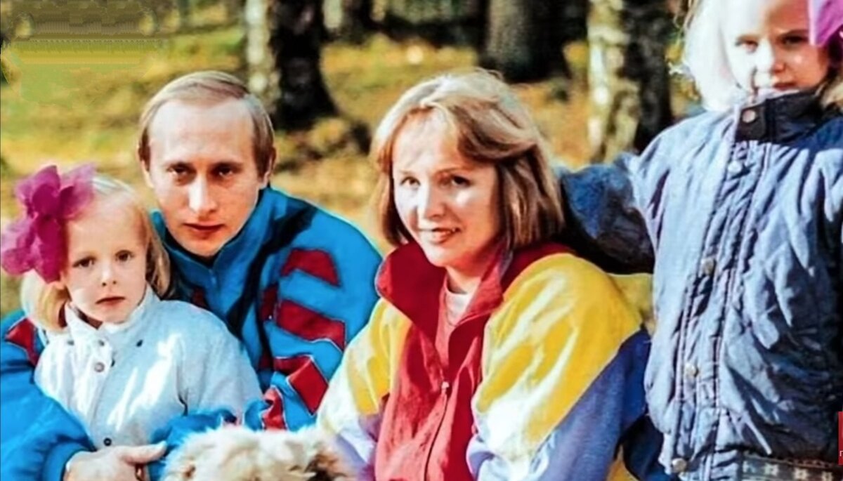 Владимир Путин с семьёй. Источник: Яндекс.Картинки