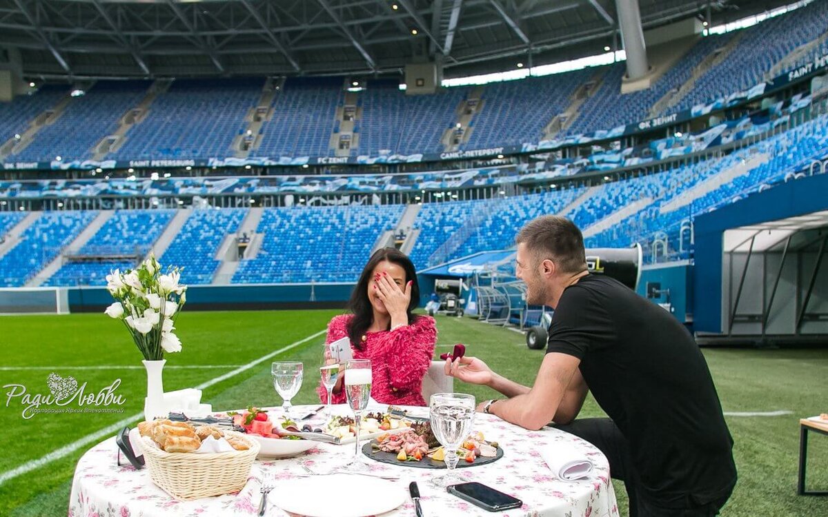 Они скандируют "Ура!"