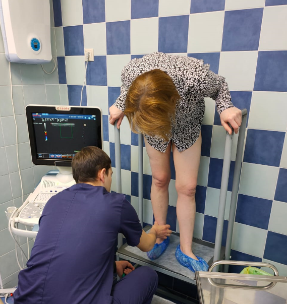 После проведения УЗИ-исследования флеболог может показать пациенту, где проходят варикозные вены и рассказать какое в данном случае потребуется лечение. Собственное фото "Центра Флебологии". 